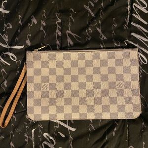 Louie Vuitton wristlet excellent condition authentic